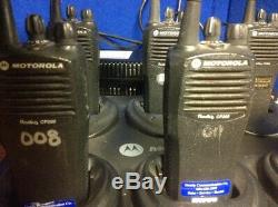 Beaucoup De Six (6) Motorola Radio À Deux Voies Rayon Cp200 Uhf Aah50rdc9aa2an