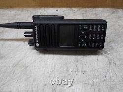 Belle radio bidirectionnelle Motorola XPR 7550e avec batterie et auto-chargeur AAH56RDN9RA1AN.