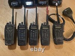 Cinq (5) Motorola Xpr 6500 Portable Deux Sens Radios & Chargeurs