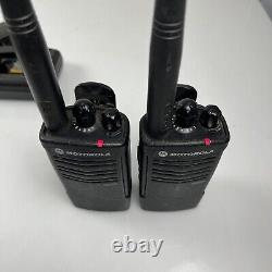DEUX talkies-walkies VHF Motorola RDV5100 avec chargeurs RV5100BKN9AA