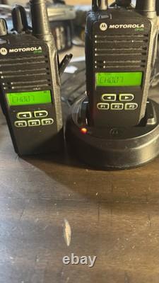 Deux radios bidirectionnelles Motorola CP185 avec antenne, batterie, chargeur, base, clip