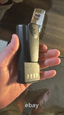 Deux radios bidirectionnelles Motorola CP185 avec antenne, batterie, chargeur, base, clip