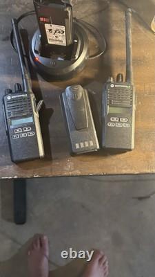 Deux radios bidirectionnelles Motorola CP185 avec antenne, batterie, chargeur, base, clip