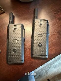 Deux radios bidirectionnelles Motorola SL300 en état de fonctionnement