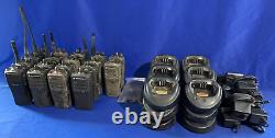Ensemble de 18 radios bidirectionnelles Motorola CP200 et CP200d UHF et VHF avec chargeurs à lire