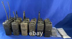 Ensemble de 18 radios bidirectionnelles Motorola CP200 et CP200d UHF et VHF avec chargeurs à lire
