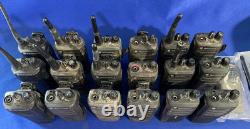 Ensemble de 18 radios bidirectionnelles Motorola CP200 et CP200d UHF et VHF avec chargeurs à lire