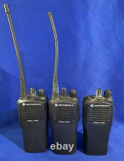 Ensemble de 18 radios bidirectionnelles Motorola CP200 et CP200d UHF et VHF avec chargeurs à lire
