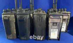 Ensemble de 18 radios bidirectionnelles Motorola CP200 et CP200d UHF et VHF avec chargeurs à lire