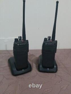 Ensemble de 2 radios bidirectionnelles MOTOROLA DP 3400 d'occasion avec support de charge
