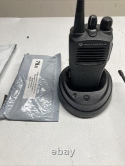 Ensemble de 4 radios bidirectionnelles UHF Motorola CP200 à 4 canaux avec chargeurs