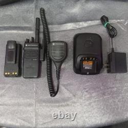 Ensemble de radio bidirectionnelle UHF Motorola XPR 3300e avec microphone, batterie et chargeur
