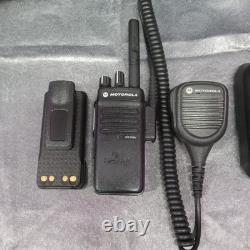 Ensemble de radio bidirectionnelle UHF Motorola XPR 3300e avec microphone, batterie et chargeur