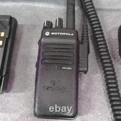 Ensemble de radio bidirectionnelle UHF Motorola XPR 3300e avec microphone, batterie et chargeur