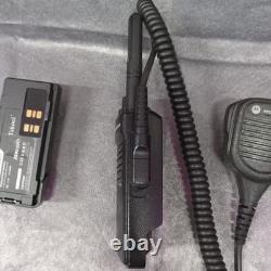 Ensemble de radio bidirectionnelle UHF Motorola XPR 3300e avec microphone, batterie et chargeur