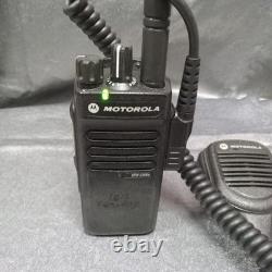 Ensemble de radio bidirectionnelle UHF Motorola XPR 3300e avec microphone, batterie et chargeur