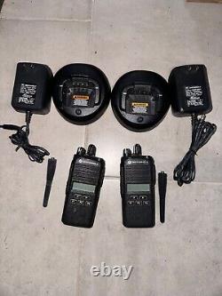 LOT DE 2 radios bidirectionnelles Motorola CP185 UHF 435-480 MHz 16 canaux 4 watts AAH03RDF8AA7AN