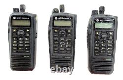 LOT DE 3 radios bidirectionnelles Motorola XPR 6500 AAH55QDH9JA1AN POUR PIÈCES / EN L'ÉTAT