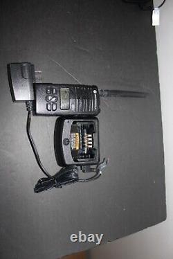 Le chargeur de batterie de la base du radio bidirectionnel VHF Motorola RDM2070d Walmart est défectueux.