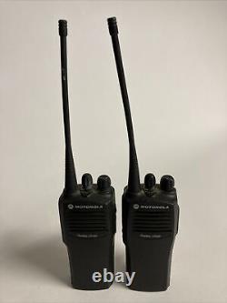 Lire la description Lot de 2 talkies-walkies Motorola Radius CP200 avec chargeurs de radios bidirectionnelles.