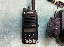 (LotA2) Motorola UHF XPR3500e AAH02RDH9VA1AN Talkie-Walkie avec chargeur