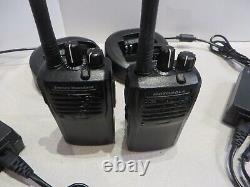 Lot De 2 Motorola Vx-261-g7-5 Uhf 450-512mhz 5 Watt 16ch Radios À Deux Voies Avec Batt