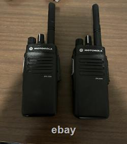 Lot De 2 Motorola Xpr 3300e Uhf Mototrbo Radio Portable À Deux Sens Avec Chargeur