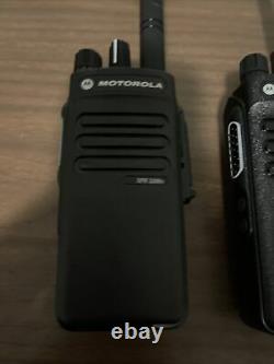 Lot De 2 Motorola Xpr 3300e Uhf Mototrbo Radio Portable À Deux Sens Avec Chargeur