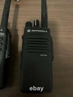 Lot De 2 Motorola Xpr 3300e Uhf Mototrbo Radio Portable À Deux Sens Avec Chargeur