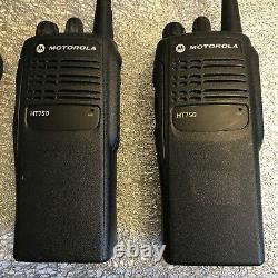 Lot De 2 X Utilisé Motorola Ht750 Main Tenue Deux 16 Ch Voie Uhf Radios W Chargeurs