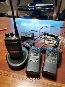Lot De 3 Motorola Ht1250 Ls + Uhf Portable Aah25sdh9dp5an Two Way Radio