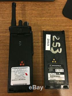 Lot De Six (6) Motorola Ht1000 Uhf Radio À Deux Voies Avec Chargeur De Base 6-slot