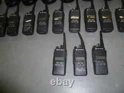 Lot De Soixante-dix Motorola Cp185 435-480 Mhz Uhf Two Way Radio Aah03rdf8aa7an