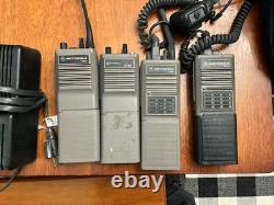 Lot de 10 talkies-walkies Motorola radio bidirectionnels UHF 1 VHF. HT600/P200