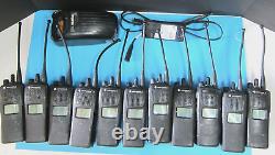 Lot de 12 radios bidirectionnelles Motorola modèle H66UCD9PW5BN pièces non testées ou à réparer