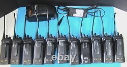 Lot de 12 radios bidirectionnelles Motorola modèle H66UCD9PW5BN pièces non testées ou à réparer