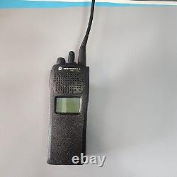 Lot de 12 radios bidirectionnelles Motorola modèle H66UCD9PW5BN pièces non testées ou à réparer