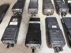 Lot de 13 radios bidirectionnelles Motorola MTS2000 H01UCD6PW1BN, fonctionnelles, avec 14 batteries