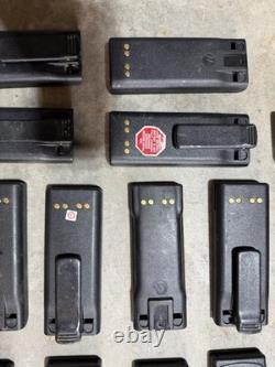 Lot de 13 radios bidirectionnelles Motorola MTS2000 H01UCD6PW1BN, fonctionnelles, avec 14 batteries