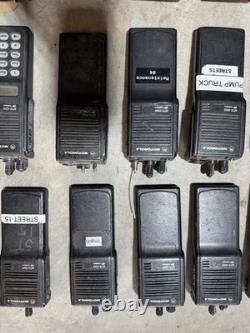 Lot de 13 radios bidirectionnelles Motorola MTS2000 H01UCD6PW1BN, fonctionnelles, avec 14 batteries