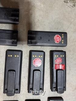 Lot de 13 radios bidirectionnelles Motorola MTS2000 H01UCD6PW1BN, fonctionnelles, avec 14 batteries