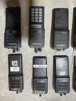 Lot de 13 radios bidirectionnelles Motorola MTS2000 H01UCD6PW1BN, fonctionnelles, avec 14 batteries