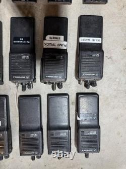 Lot de 13 radios bidirectionnelles Motorola MTS2000 H01UCD6PW1BN, fonctionnelles, avec 14 batteries