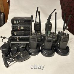 Lot de 13 radios bidirectionnelles Motorola Radius VHF, toutes sur la même fréquence, avec chargeurs et micros