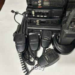 Lot de 13 radios bidirectionnelles Motorola Radius VHF, toutes sur la même fréquence, avec chargeurs et micros