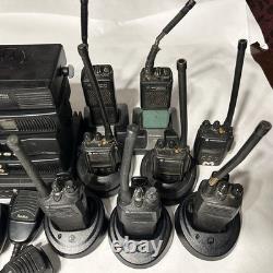 Lot de 13 radios bidirectionnelles Motorola Radius VHF, toutes sur la même fréquence, avec chargeurs et micros