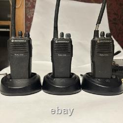 Lot de 13 radios bidirectionnelles Motorola Radius VHF, toutes sur la même fréquence, avec chargeurs et micros