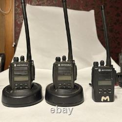 Lot de 13 radios bidirectionnelles Motorola Radius VHF, toutes sur la même fréquence, avec chargeurs et micros