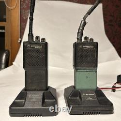 Lot de 13 radios bidirectionnelles Motorola Radius VHF, toutes sur la même fréquence, avec chargeurs et micros