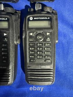 Lot de 17 radios bidirectionnelles Motorola XPR 6580 AAH55UCH9LB1AN avec 3 batteries non testées